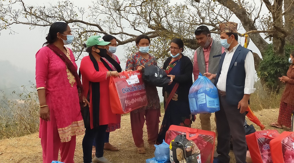 एकल महिला र सुत्केरीलाई ब्ल्यांकेट र चामल